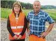  ?? Fotos (5): Maria Heinrich ?? Projektlei­terin Olga Hulm und Polier Manfred Mrohs sehen mit Sorge, dass immer wieder Autos und Radler über die Baustelle fahren.