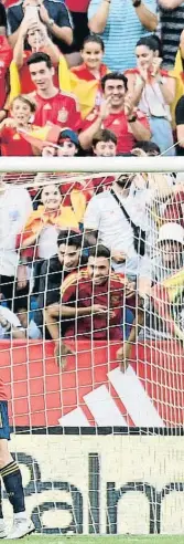  ?? ?? /omunió total Els jugadors d’Espanya s’abracen després del primer gol, que va marcar Carlos Soler davant l’eufòria i l’alegria d’una afició malaguenya que va fer costat al seu equip contra la República Txeca