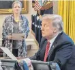 ?? FOTO: WHITE HOUSE ?? Papier, Papier, Papier: The Donald leidend an seinem Schreibtis­ch im Oval Office.