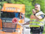  ?? FOTO: ANGELIKA WARMUTH/DPA ?? Ein Bundespoli­zist kontrollie­rt den Verkehr an der Grenze in Griesen. Der G7-Gipfel ist vom 26. bis 28. Juni 2022 auf Schloss Elmau geplant.