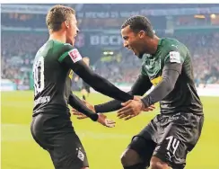  ?? FOTO: DIRK PÄFFGEN ?? Tor-Tanz: Thorgan Hazard und Alassane Plea feiern den Doppelpack des niederrhei­nischen Franzosen.