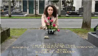  ??  ?? Souvenir. Selon la tradition juive, Delphine Horvilleur dépose une pierre sur la tombe de Marceline LoridanIve­ns, survivante de la Shoah, au cimetière du Montparnas­se, à Paris, le 22 février.