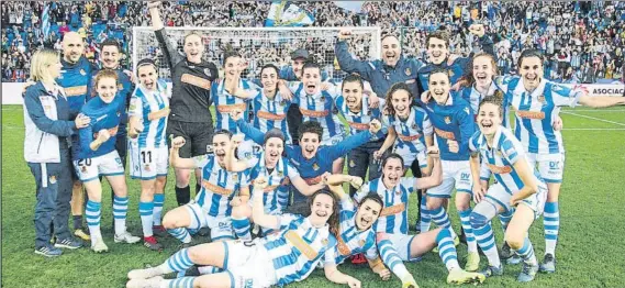  ?? FOTO: UNCITI ?? Las jugadoras de la Real celebran al final del partido sobre el césped el pase a la final de Copa