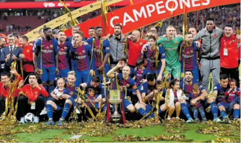  ??  ?? Slavlje nogometaša Barcelone nakon uvjerljivo­g trijumfa nad Sevillom