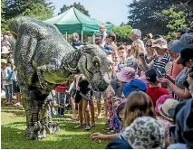  ?? ANDY JACKSON/STUFF ?? Doyouthink­hesaurus? Fans line up to meet Roxy.