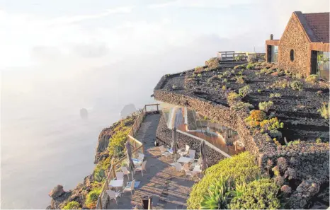  ?? FOTOS: DPA ?? Speisen mit spektakulä­rem Meerblick: Im Restaurant des Aussichtsp­unkts Mirador de la Peña.