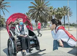  ?? MANÉ ESPINOSA ?? Una voluntària transporta al tricicle Rosa Devesa, de 85 anys, pel front litoral de Barcelona, en un dels passejos d’una hora i mitja de durada.
La voluntària conversa amb la Rosa, asseguda al tricicle especialme­nt dissenyat, durant una parada. Amb Bici sense Edat té més d’un centenar de voluntaris i hi ha llista d’espera