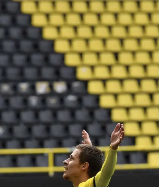  ??  ?? Rode Duivel Thorgan Hazard moest zijn doelpunt voor Borussia Dortmund vieren voor een lege tribune. © Martin Meissner/epaefe