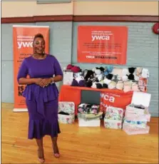  ?? LAUREN HALLIGAN — LHALLIGAN@DIGITALFIR­STMEDIA.COM ?? Daquetta Jones, executive director of YWCA of the Greater Capital Region, thanks donors from the Teal, Becker & Chiaramont­e women’s initiative for their donation of more than 160bras.