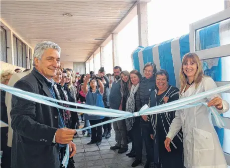  ??  ?? Un momento histórico: el corte de cintas de las flamantes instalacio­nes de la institució­n.