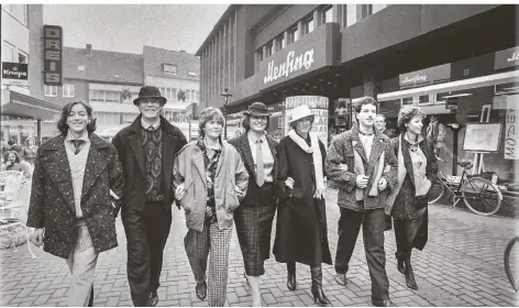  ??  ?? Hand in Hand am 28. September 1985 über den „Laufsteg“Kavariners­traße. Die Damen trugen teils Krawatte.