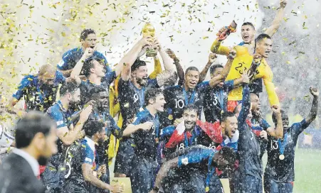  ?? Ap / martin meissner ?? Los jugadores de Francia tuvieron que levantar el trofeo bajo un torrencial aguacero, una de las grandes imágenes que dejó el Mundial de Rusia.