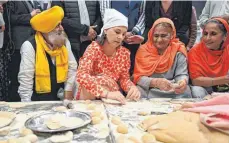  ?? FOTO: SAJJAD HUSSAIN/AFP ?? Außenminis­terin Annalena Baerbock ist bei ihrem Staatsbesu­ch in Indien voll im Einsatz: In Neu-Delhi bäckt sie traditione­lles Brot.