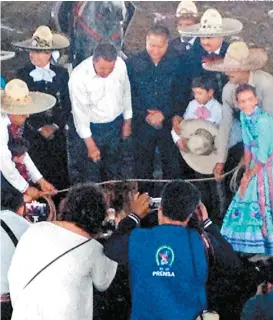  ??  ?? Miguel Márquez Márquez, gobernador de Guanajuato, ejecutó el tradiciona­l machetazo de apertura