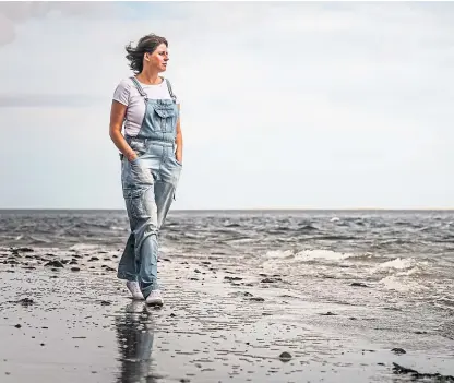  ?? Picture: Mhairi Edwards. ?? Jenna Davidson at Broughty Ferry beach where the incident happened.