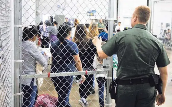  ?? AFP ?? Migrantes detenidos por la Patrulla Fronteriza fueron llevados, a finales de mayo, a un centro de procesamie­nto en McAllen, Texas.