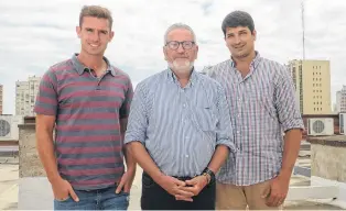  ?? EMMANUEL BRIANE-LA NUEVA. ?? Salas (izq.), Mendoza y Arias, integrante­s del Centro de Ingenieros Agrónomos bahiense.