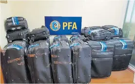  ??  ?? Los bultos. Las valijas confiscada­s el 6 de octubre de 2017 en Ezeiza.