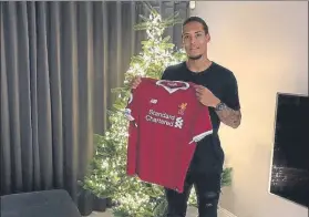  ??  ?? Virgil van Dijk posa con la camiseta del Liverpool