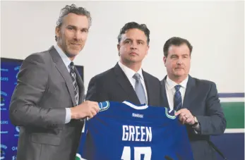  ?? CP PHOTO ?? Vancouver Canucks president Trevor Linden and general manager Jim Benning, right, introduce the Canucks new head coach Travis Green during a news conference in Vancouver on Wednesday.