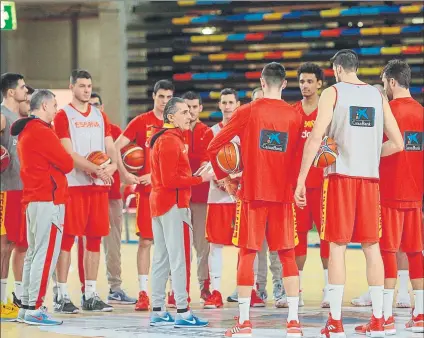  ?? FOTO: EFE ?? Sergio Scariolo, selecciona­dor español, hablando con sus jugadores en un entrenamie­nto de la selección