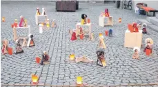  ?? FOTO: PRIVAT ?? Eine Kunstaktio­n vor dem Alten Rathaus: Jede der rund 70 Figuren stand für Frauen, die unter Gewalt leiden.