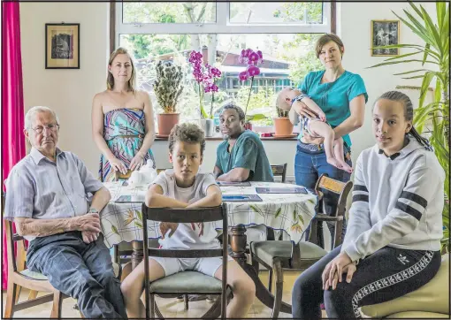  ?? [ Foto: Chris Steele-Perkins/Magnum/Picturedes­k] ?? Familie in London: Annabella Dudziec ist Britin, ihr Vater Pole, die Kinder haben einen Vater aus Ruanda.