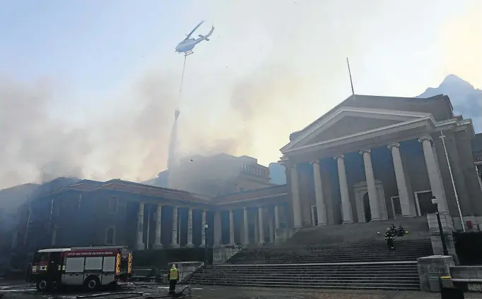  ?? Pictures: Ruvan Boshoff ?? PATH OF DESTRUCTIO­N The fire that raced down Table Mountain last weekend reached the main campus of the University of Cape Town, where students were evacuated and several buildings were damaged.
