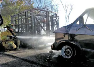  ??  ?? Dos camionetas fueron consumidas por las llamas tras registrars­e un incendio en inmediacio­nes de una toma clandestin­a en los alrededore­s de la comunidad La Haciendita.