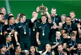  ?? GETTY IMAGES ?? Richie McCaw and Dan Carter hoisting high the World Cup trophy with their All Blacks team-mates in 2015.