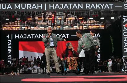 ?? AFP PHOTO ?? FINAL CAMPAIGN
Presidenti­al candidate and former Central Java governor Ganjar Pranowo (left) and vice presidenti­al candidate Mahfud MD (right) with supporters during their final election campaign in Semarang, Central Java, on Saturday, Feb. 10, 2024.