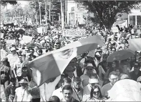  ??  ?? Marcha en Guadalajar­a para repudiar las alzas a combustibl­es. Bomberos de esa ciudad calcularon 55 mil 500 asistentes ■ Foto Arturo Campos Cedillo