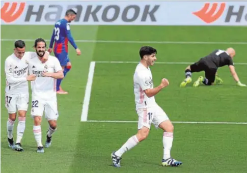  ?? EFE ?? Asensio celebra el primer gol madridista ante la alegría de Lucas Vázquez e Isco