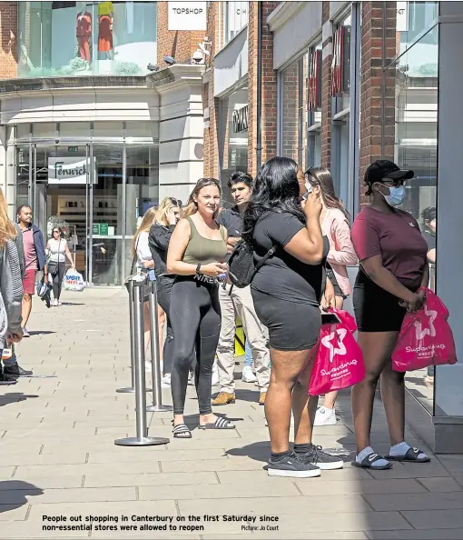  ?? Picture: Jo Court ?? People out shopping in Canterbury on the first Saturday since non-essential stores were allowed to reopen