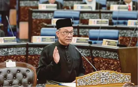  ?? [FOTO AIZUDDIN SAAD/BH] ?? Anwar mengangkat sumpah sebagai Ahli Parlimen Port Dickson yang baharu pada sidang Dewan Rakyat di bangunan Parlimen, Kuala Lumpur, semalam.