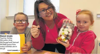  ??  ?? Sweet treats Teacher Ashley McLurkin, Amy McDougal and Samuel McNally guess how many sweeties are in the jar 131017Litt­leMill_ 4