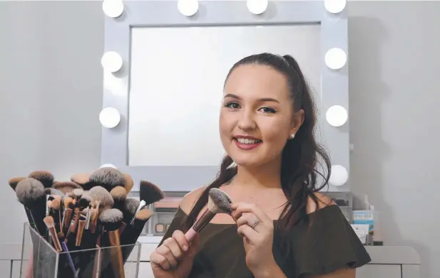  ?? Picture: ANNA ROGERS ?? TOP TIPS: Makeup artist Alice McCaffrey says keeping makeup brushes clean is critical if you want to look your best.