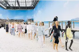  ?? FOTOS AFP ?? Karl Lagerfeld recreó una playa bajo el techo de vidrio del Grand Palais de París.