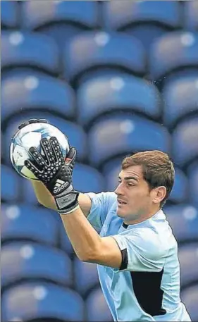  ?? ESTELA SILVA / EFE ?? Casillas en una sesión de entrenamie­nto en Do Dragao