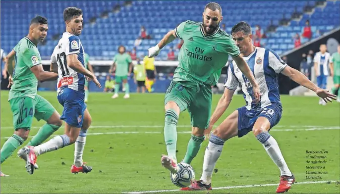  ??  ?? Benzema, en el momento de asistir de taconazo a Casemiro en Cornellà.