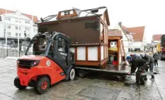  ?? Foto: Marcus Merk ?? Nach sechs Wochen wurde die Schlittsch­uhbahn auf dem Gersthofer Rathauspla­tz wieder abgebaut. Vormittags waren oft Schulklass­en auf der Bahn, nach Feierabend drehten sportbegei­sterte Privatleut­e ihre Runden.