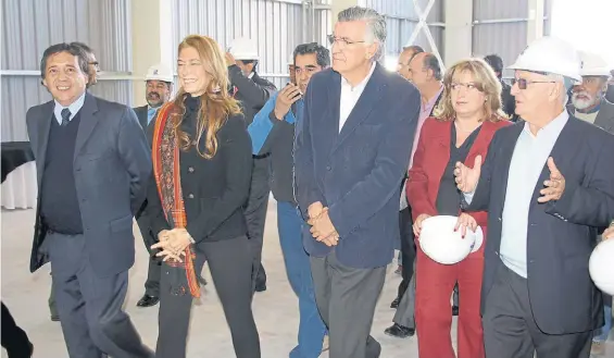  ??  ?? Capital Semilla. La ex ministra Débora Giorgi junto al ex gobernador de San Juan José Luis Gioja, en una entrega de subsidios del Plan en 2011.