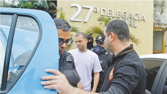  ?? MARCOS PORTO / AGÊNCIA O DIA ?? Preso em sua residência em Cascadura, o cabo da PM, Bruno Pereira, deixa a 27ª DP, em Vicente de Carvalho, Zona Norte do Rio, após prestar depoimento