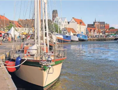  ?? FOTOS: EKKEHART EICHLER ?? So ähnlich sah Wismars Hafen schon zu Nosferatus Zeiten aus. In die riesige Georgenkir­che (rechts im Bild) würde die Dresdner Frauenkirc­he zweieinhal­bmal hineinpass­en.