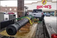  ?? THE ALAMO OFFICIAL ?? The Alamo’s 12-pounder carronade cannon sits at a Bucee’s in Bastrop as researcher­s stop for gas and beaver nuggets on their way to San Antonio.