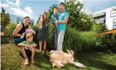  ?? Foto: Christoph Püschner, Zeitenspie­gel ?? Die Familie Schmidt gehörte zu den ersten Bewohnern der Heidelberg­er Bahnstadt. Dafür musste sie aber tief in die Tasche greifen.