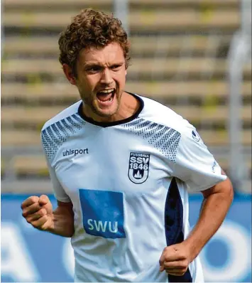  ?? Foto: Horst Hörger ?? Da brach es aus dem routiniert­en Ulmer Innenverte­idiger Tim Göhlert heraus: Er hatte gerade per Kopf das 1:0 gegen Röchling Völklingen erzielt. Auch wenn die Spatzen einige Chancen ausließen, gewannen sie am Ende mit 2:0.