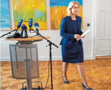  ?? Foto: Jens Büttner, dpa ?? „Ein riesiger Schock“– in einer persönlich­en Erklärung informiert­e Ministerpr­äsidentin Manuela Schwesig (SPD) über ihre Brustkrebs-Erkrankung. Sie muss in den kommenden Monaten kürzertret­en.