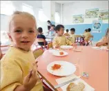  ??  ?? Reprise en douceur et en jouant à l’école Ronchèse. Avec des cours en classe entière faite par des enseignant­s masqués. A la cantine, on garde quand même ses distances ! (Photos Eric Ottino)