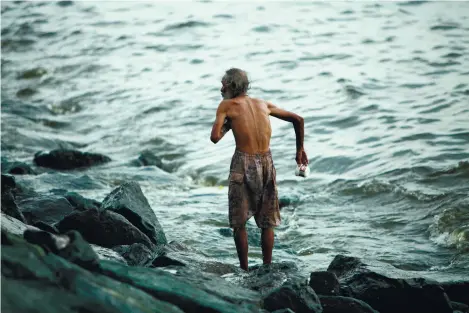  ??  ?? I was walking along roxas boulevard and the smell of Manila Bay is almost unbearable. I saw this old man and he’s scooping water bathing himself from the same foul smelling waters.